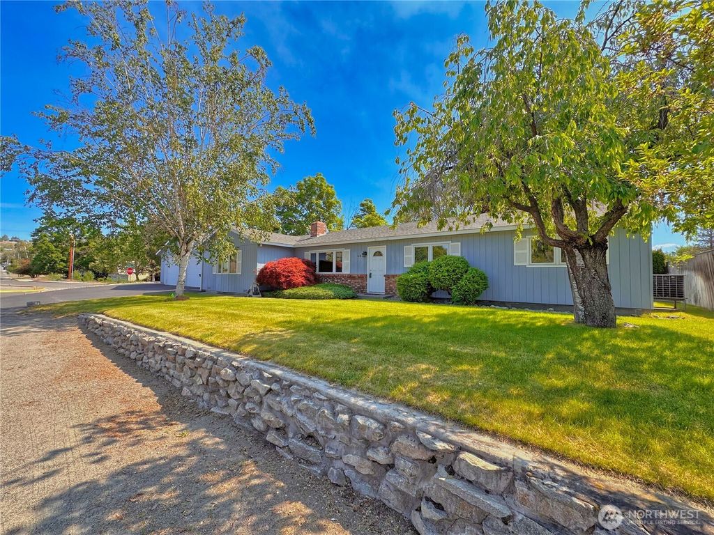 Photo of 602 Ironwood Street, Omak, WA 98841 (MLS # 2527417)
