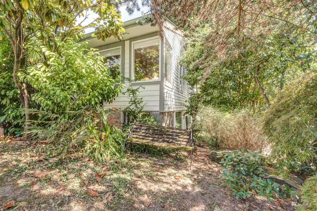 Photo of 402 11th Avenue, Seattle, WA 98122 (MLS # 1989170)