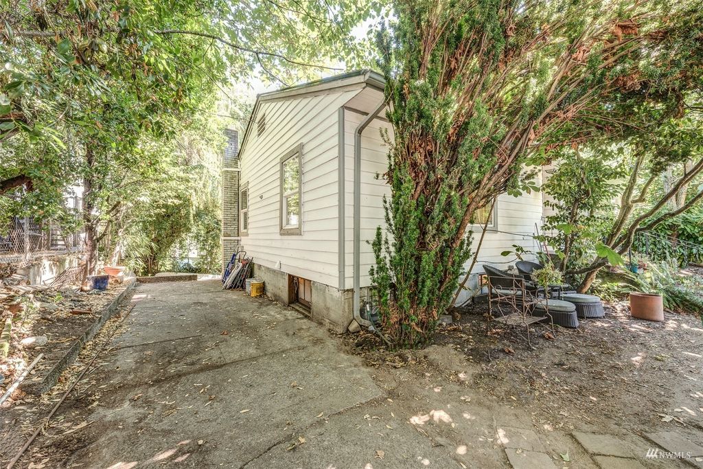 Photo of 402 11th Avenue, Seattle, WA 98122 (MLS # 1989170)