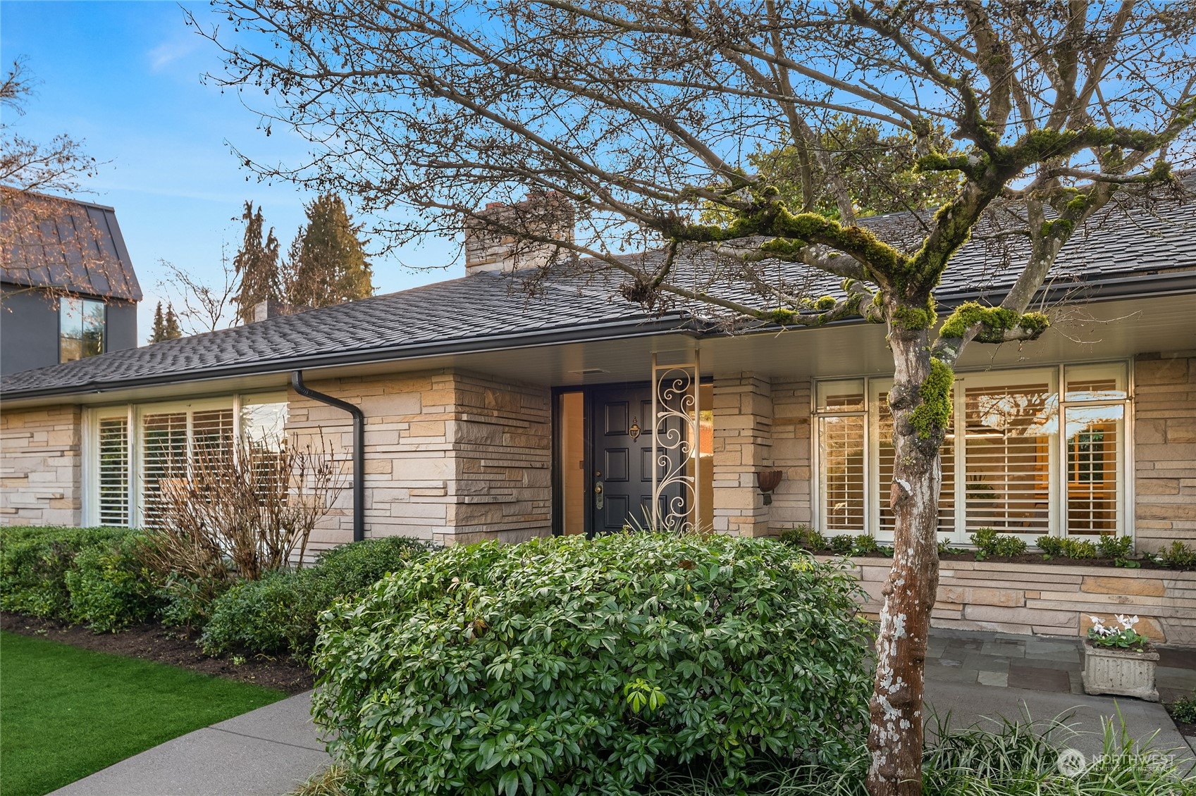 1927 Blenheim Drive E