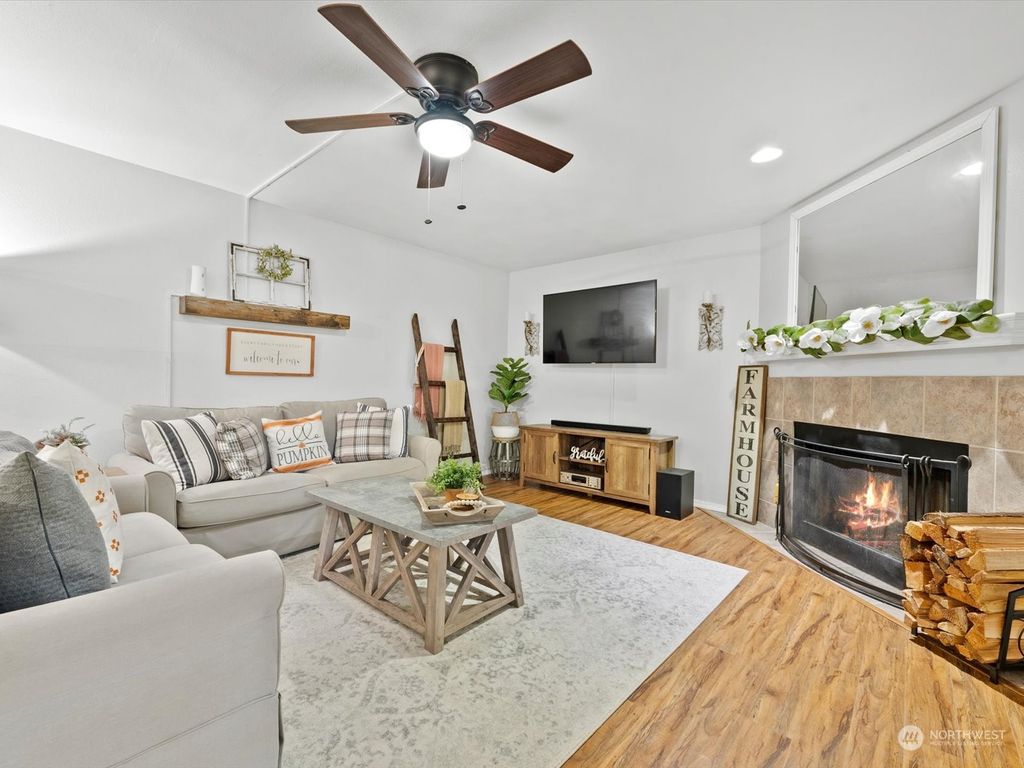 Photo of 2011 SW 318th Place #6B, Federal Way, WA 98023 (MLS # 2012146)