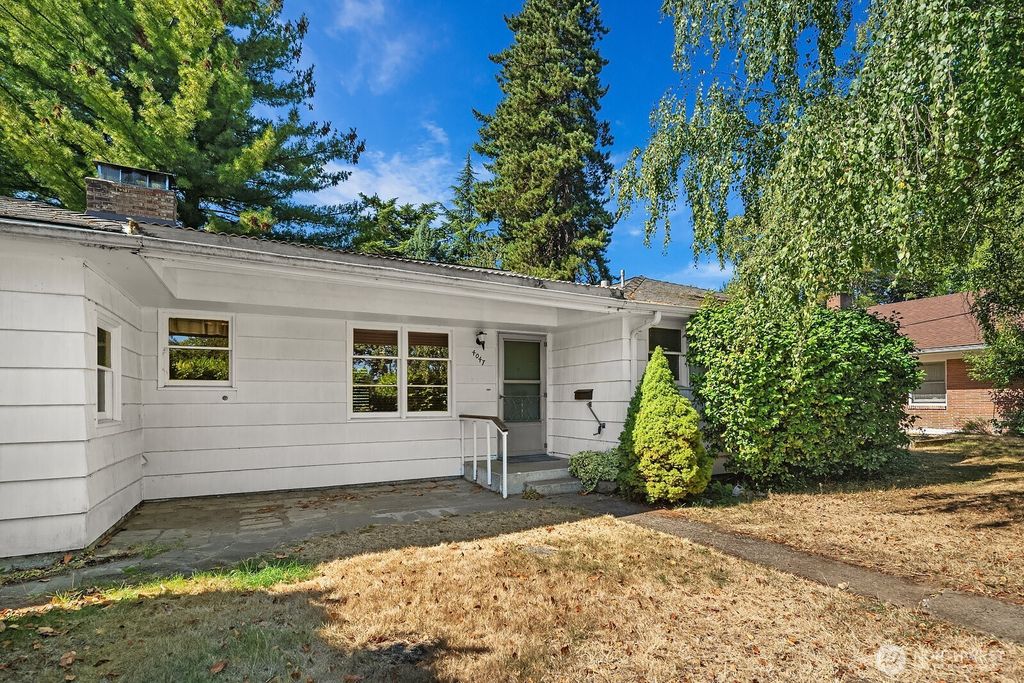 Photo of 4047 86th Avenue SE, Mercer Island, WA 98040 (MLS # 2433991)