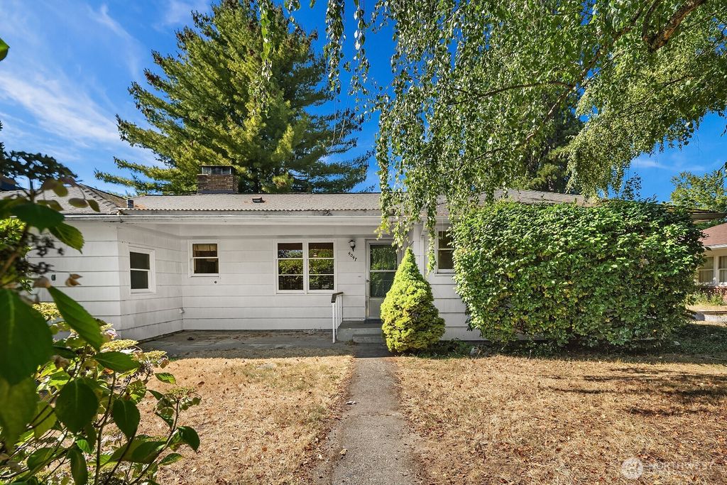 Photo of 4047 86th Avenue SE, Mercer Island, WA 98040 (MLS # 2433991)