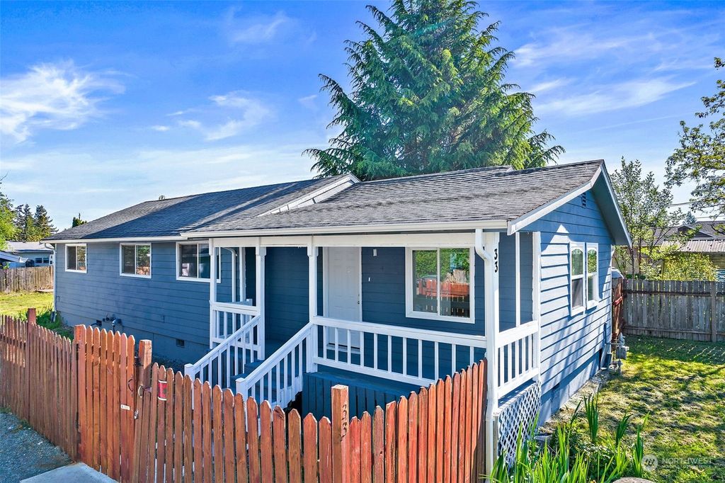 Photo of 33 1st Avenue N, Algona, WA 98001 (MLS # 2237131)