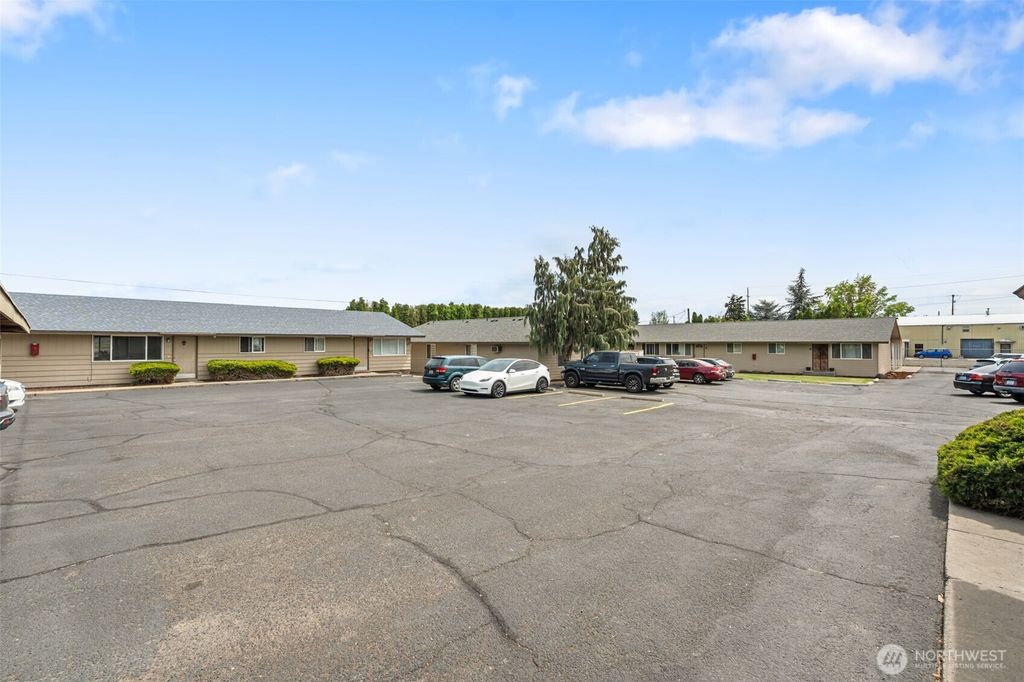 Photo of 1011 1013, 1015 s 48th Avenue, Yakima, WA 98908 (MLS # 2521913)