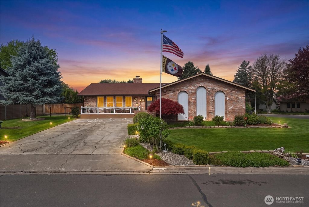 Photo of 353 SE Highland Park Drive, College Place, WA 99324 (MLS # 2556846)