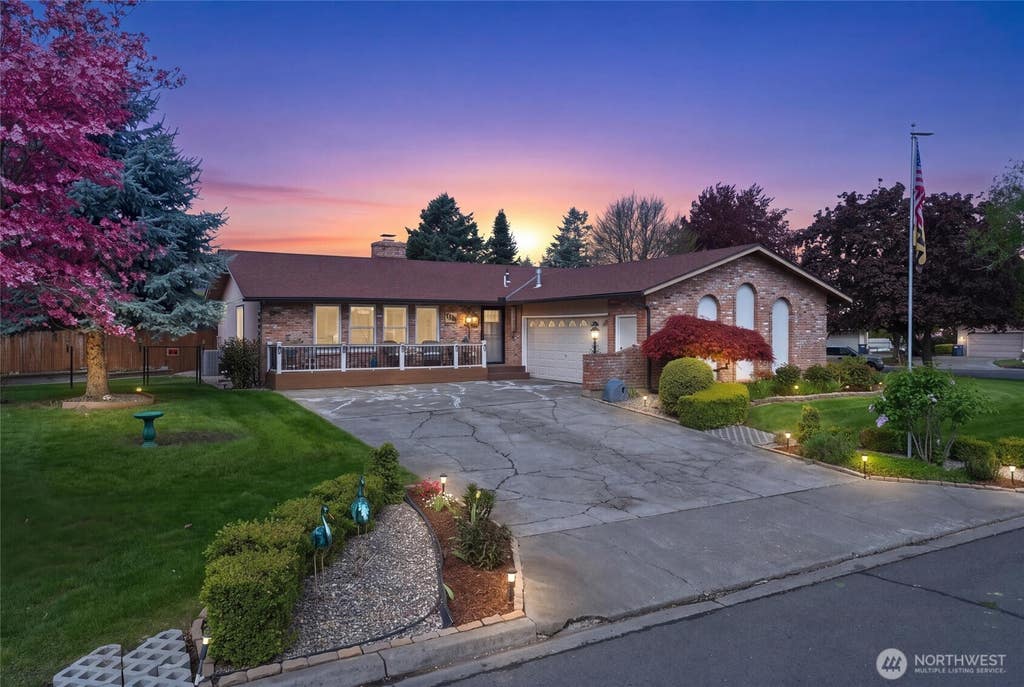 Photo of 353 SE Highland Park Drive, College Place, WA 99324 (MLS # 2556846)
