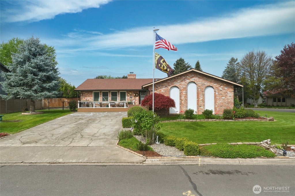 Photo of 353 SE Highland Park Drive, College Place, WA 99324 (MLS # 2556846)