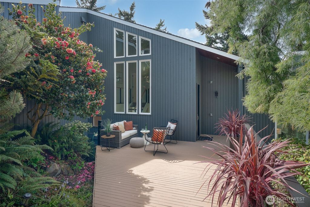 Photo of 15211 61st Place NE, Kenmore, WA 98028 (MLS # 2506397)