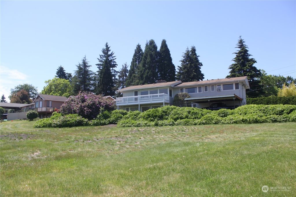 Photo of 17229 NE 40th Street, Redmond, WA 98052 (MLS # 2072269)