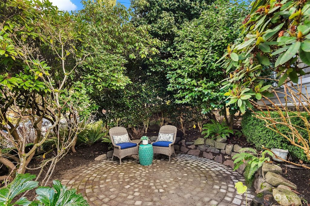 Photo of 1925 E Lynn Street, Seattle, WA 98112 (MLS # 2323402)