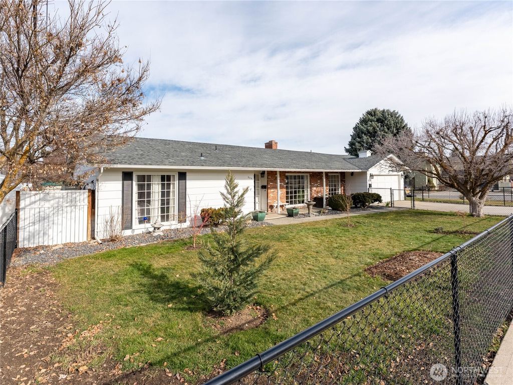 Photo of 934 Stevens Street, Wenatchee, WA 98801 (MLS # 2484371)