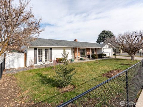 Photo of 934 Stevens Street, Wenatchee, WA 98801 (MLS # 2484371)