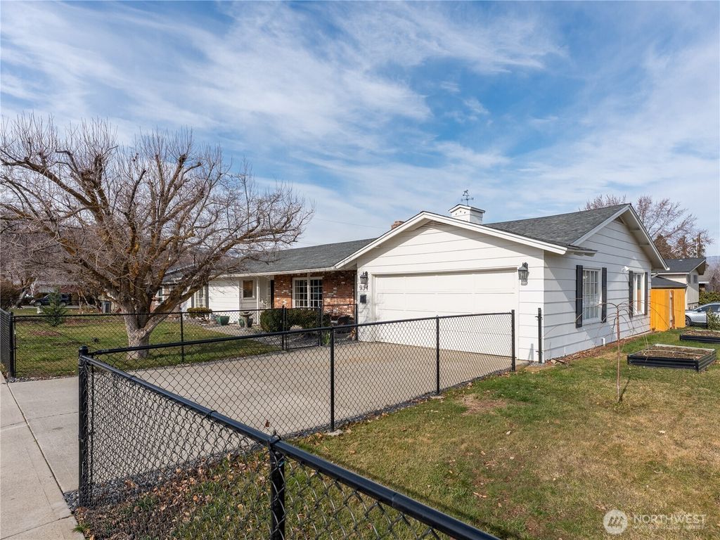 Photo of 934 Stevens Street, Wenatchee, WA 98801 (MLS # 2484371)