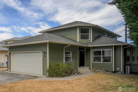 Photo of 301 NW Broadway Street, Coupeville, WA 98239 (MLS # 2417981)