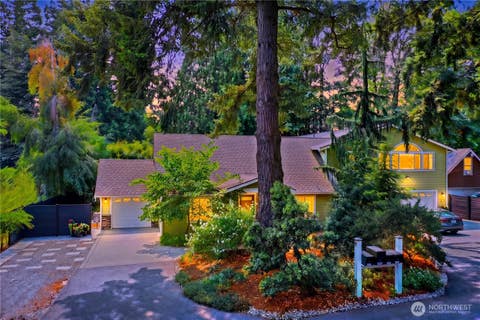 Photo of 11633 NE 92nd St ST, Kirkland, WA 98033 (MLS # 2566095)