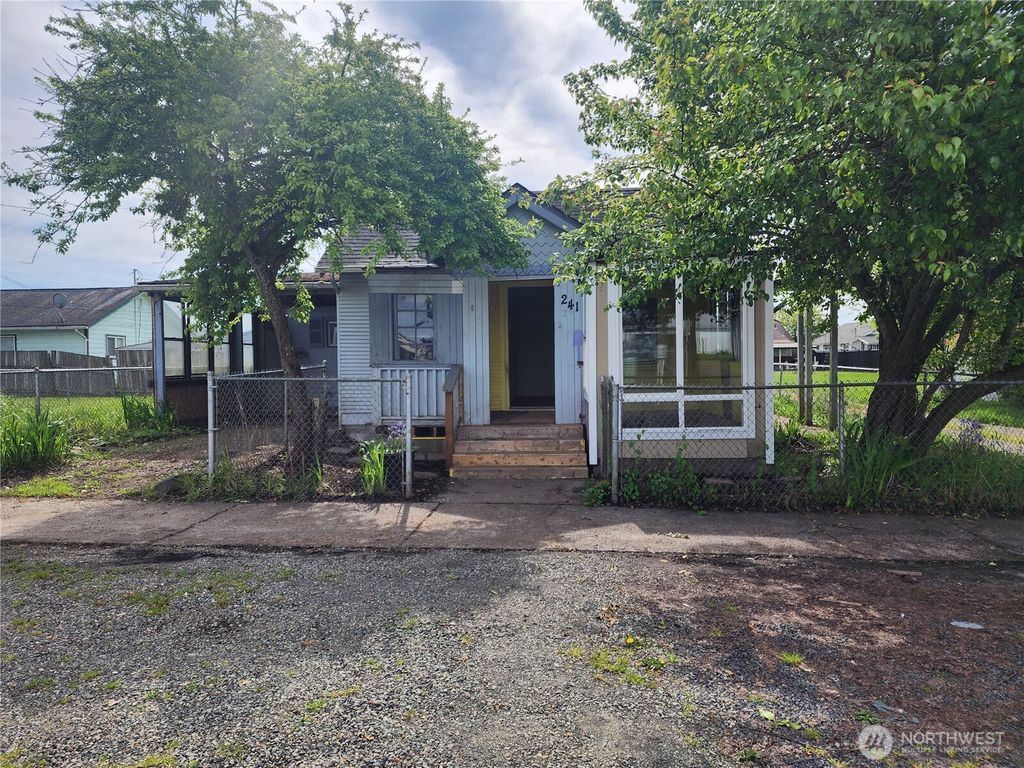 Photo of 241 SW 10th Street, Chehalis, WA 98532 (MLS # 2516042)
