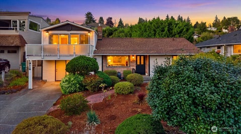 Photo of 12116 Shorewood Drive SW, Burien, WA 98146 (MLS # 2583057)