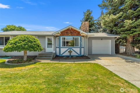 Photo of 814 11th Street NE, East Wenatchee, WA 98802 (MLS # 2554524)