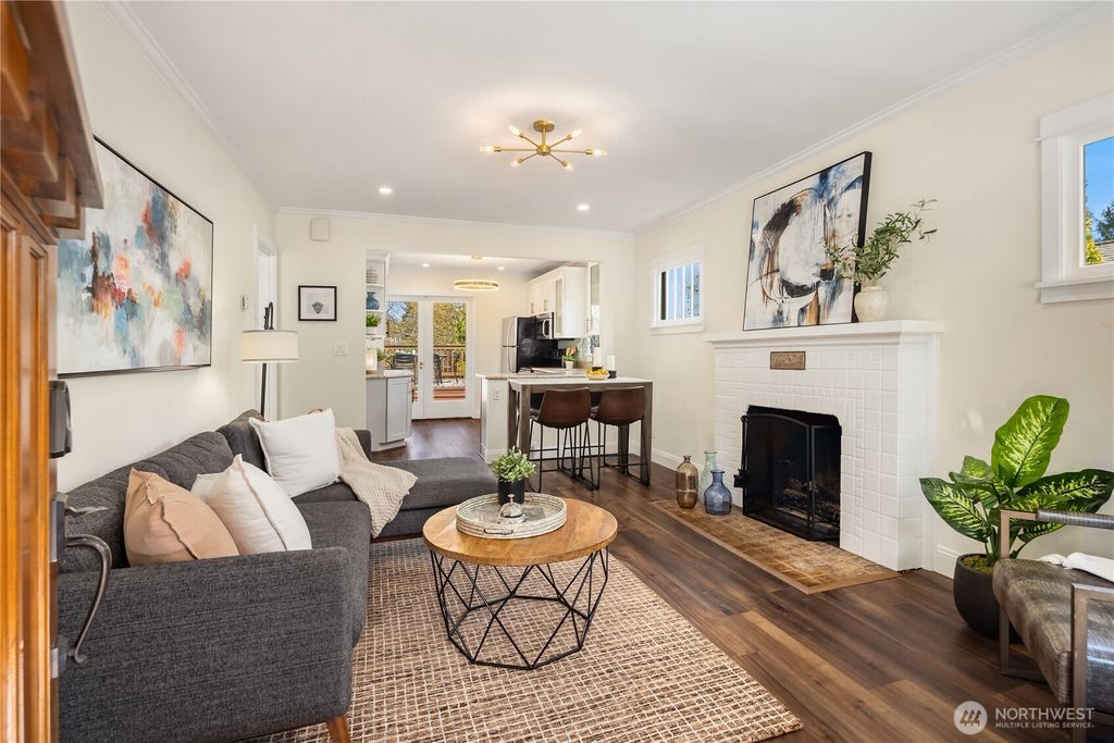 Photo of 324 NE 54th Street, Seattle, WA 98105 (MLS # 2504999)