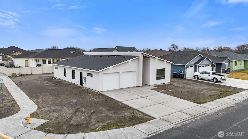 Photo of 501 S Sand Dune Road, Moses Lake, WA 98837 (MLS # 2467755)