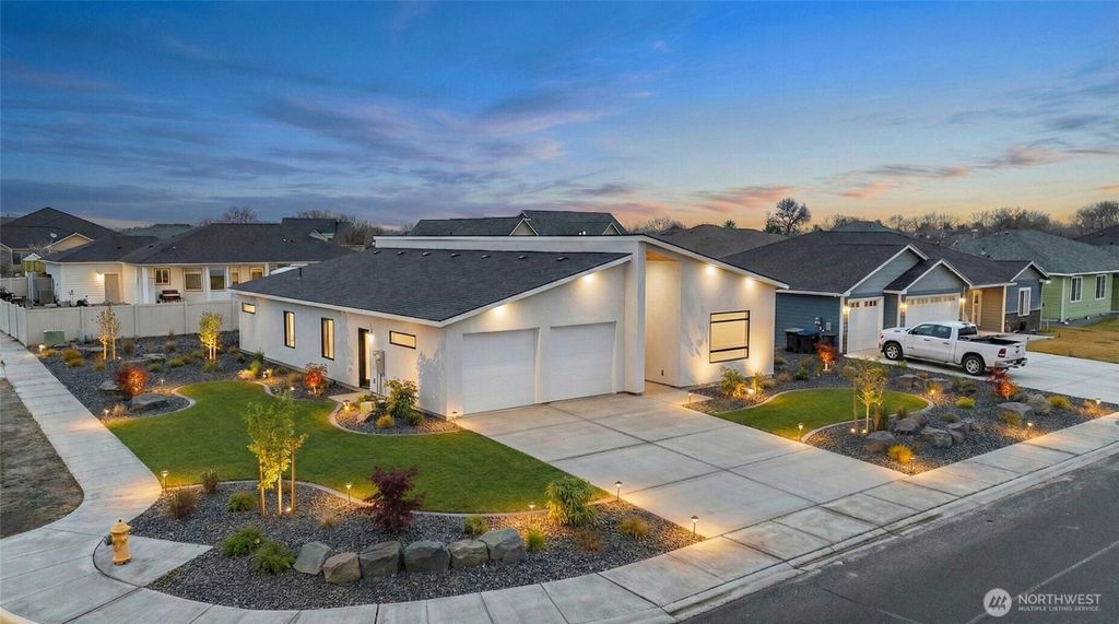 Photo of 501 S Sand Dune Road, Moses Lake, WA 98837 (MLS # 2467755)