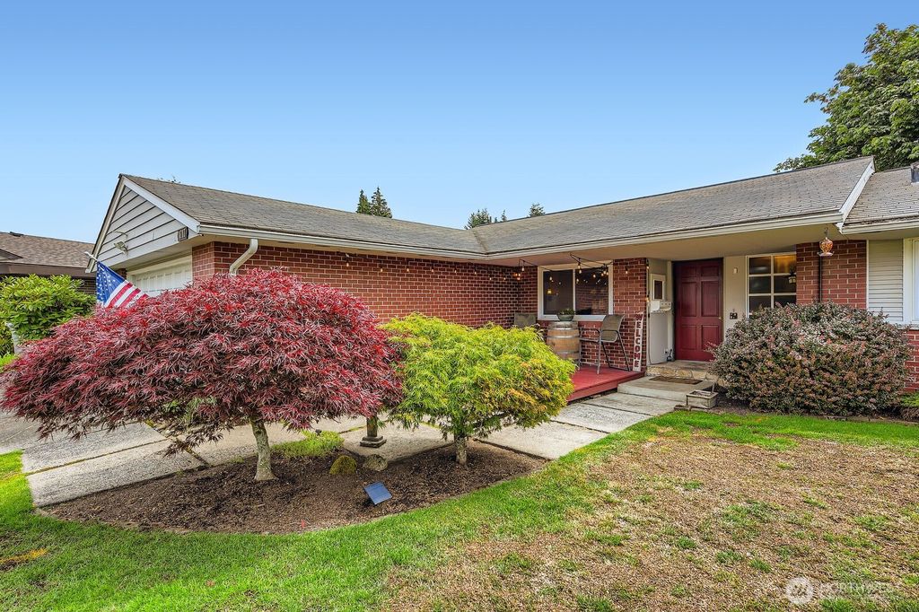 Photo of 1717 Lincoln Court SE, Renton, WA 98055 (MLS # 2398314)