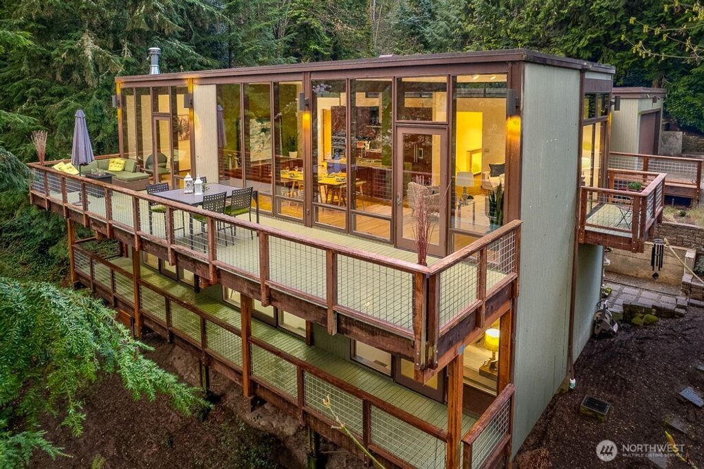 Photo of 9505 SE 43rd Street, Mercer Island, WA 98040 (MLS # 2342751)