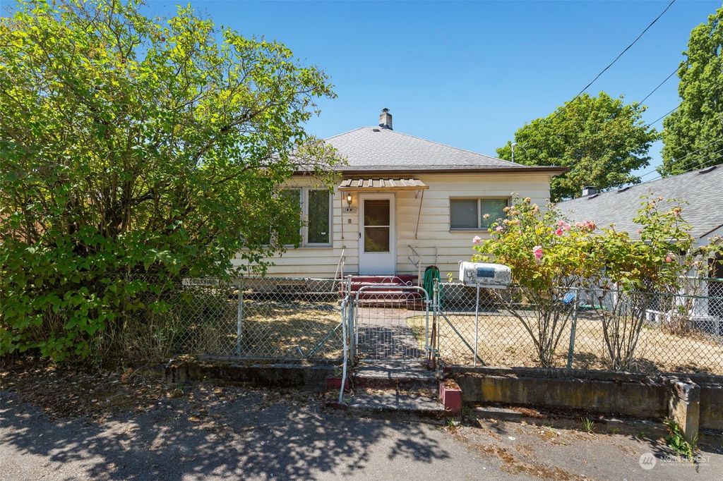 Photo of 4007 22nd Avenue SW, Seattle, WA 98106 (MLS # 2143539)