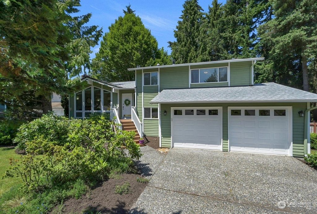 Photo of 5837 112th Place NE, Kirkland, WA 98033 (MLS # 2185348)