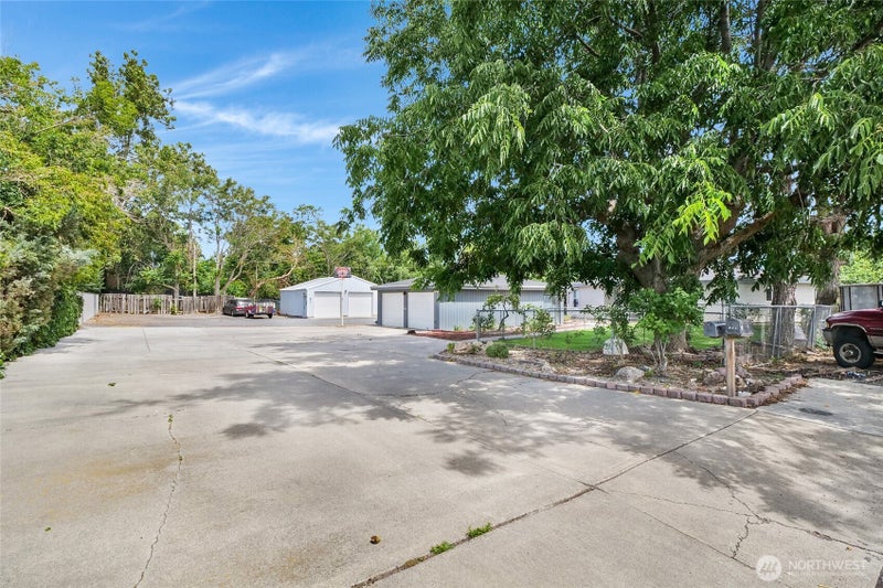 813 S Sycamore