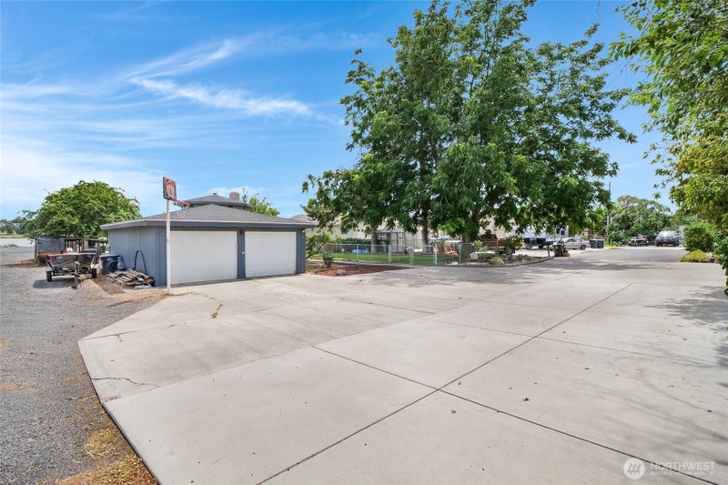 813 S Sycamore