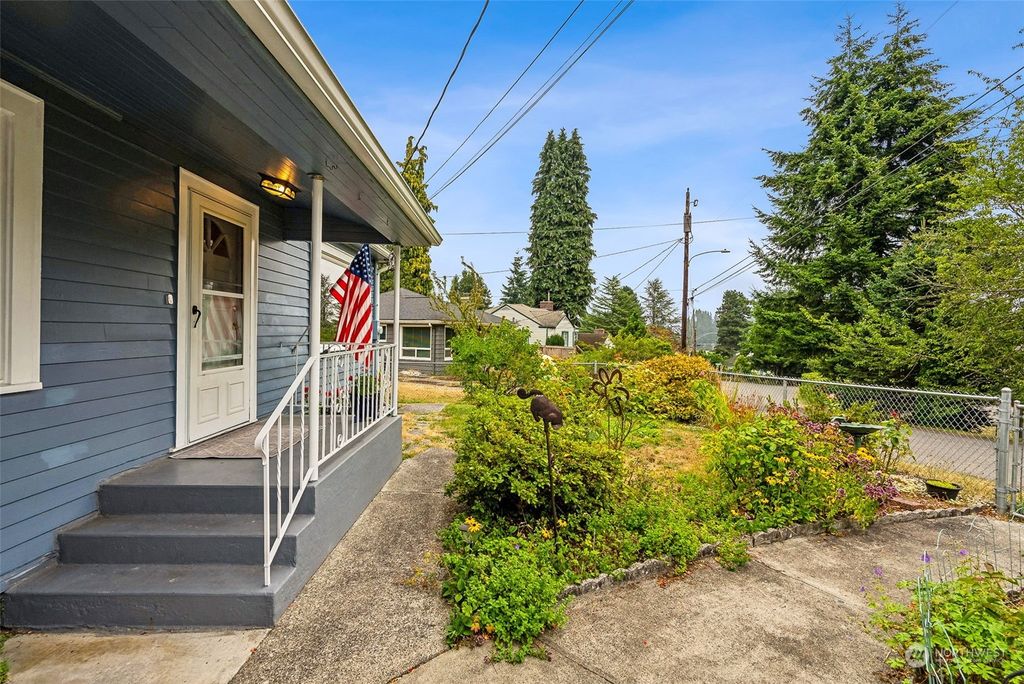 Photo of 5318 Fairview Avenue, Everett, WA 98203 (MLS # 2275297)