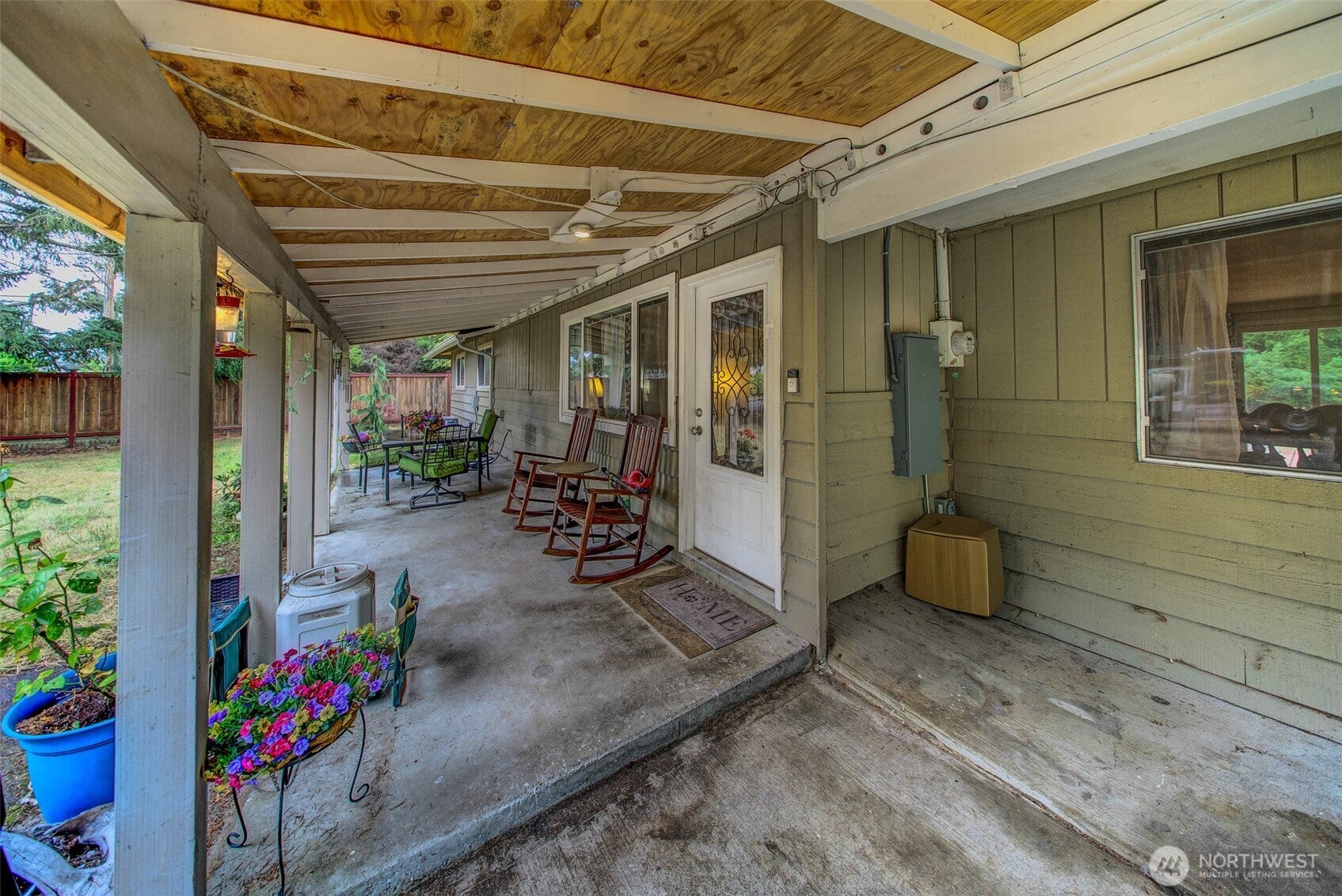 207 Seattle Street W