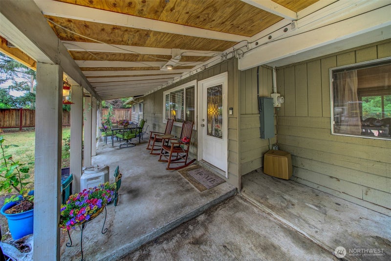 207 Seattle Street W