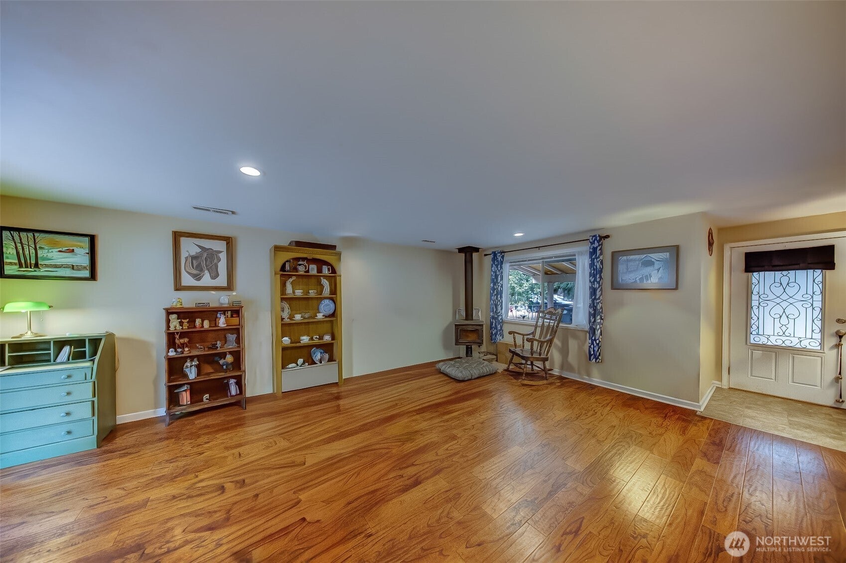207 Seattle Street W