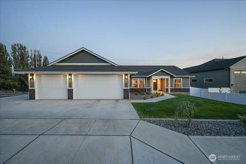 Photo of 812 N Newport Loop, East Wenatchee, WA 98802 (MLS # 2567442)