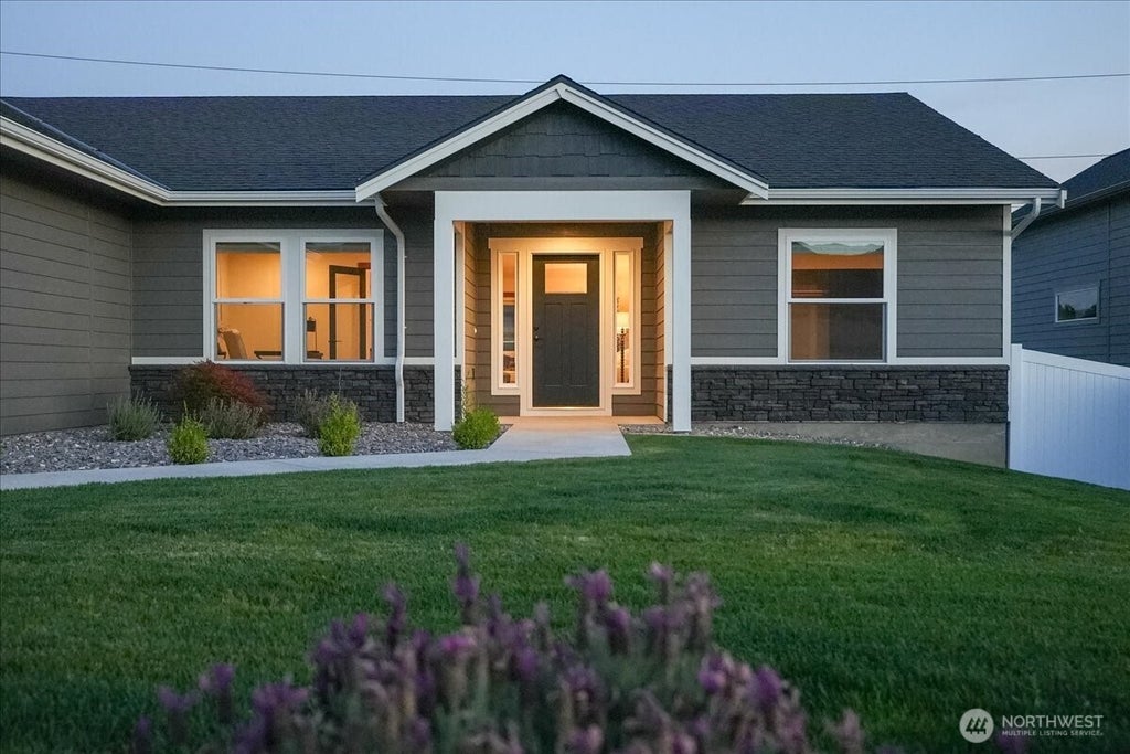 Photo of 812 N Newport Loop, East Wenatchee, WA 98802 (MLS # 2567442)