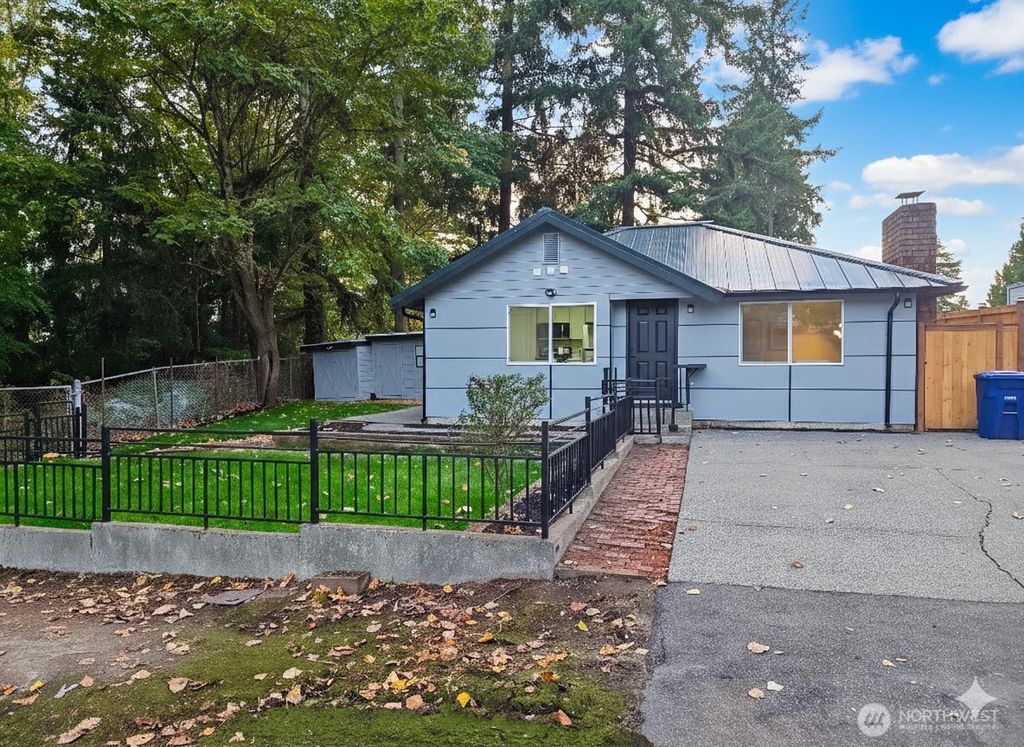 Photo of 1147 Aberdeen Avenue NE, Renton, WA 98030 (MLS # 2441126)