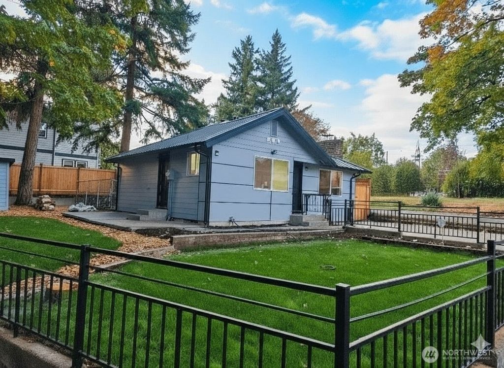Photo of 1147 Aberdeen Avenue NE, Renton, WA 98030 (MLS # 2441126)