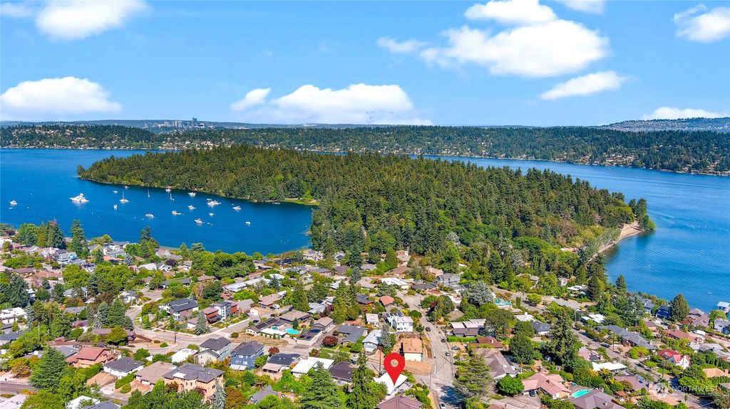 Photo of 6035 Oakhurst Road S, Seattle, WA 98118 (MLS # 2158568)