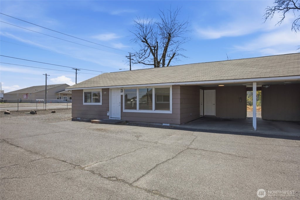 Photo of 329 S Gibby Road, Moses Lake, WA 98837 (MLS # 2549664)