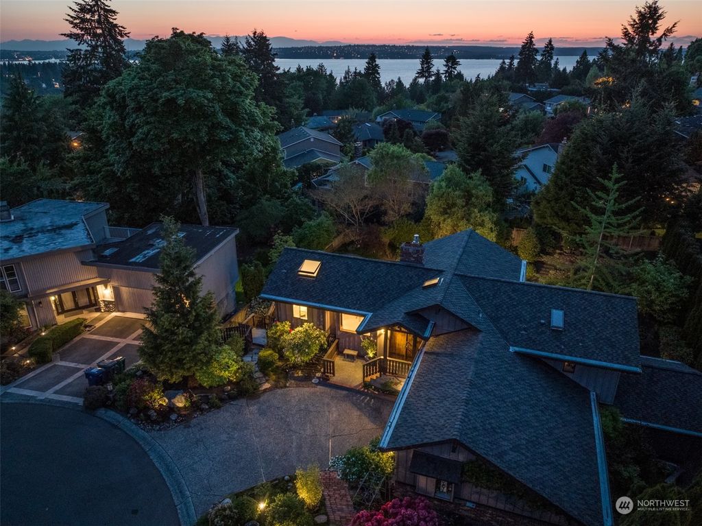 Photo of 10702 NE 42nd Place, Kirkland, WA 98033 (MLS # 2070411)