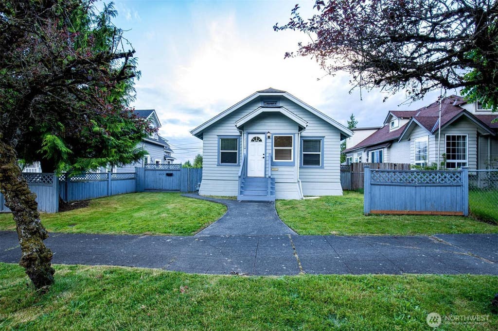 Photo of 2218 Summit Avenue, Everett, WA 98201 (MLS # 2536230)
