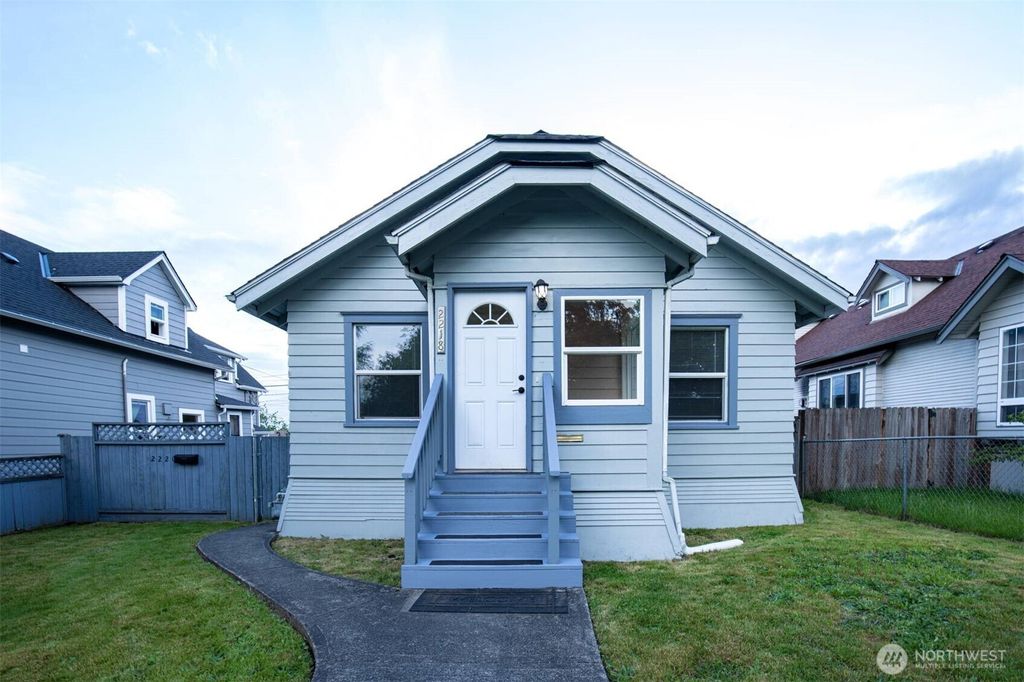 Photo of 2218 Summit Avenue, Everett, WA 98201 (MLS # 2536230)