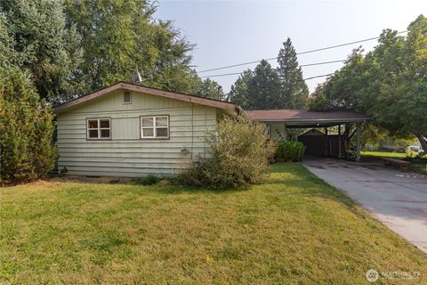 Photo of 1005 Vista Place, Wenatchee, WA 98801 (MLS # 2429580)