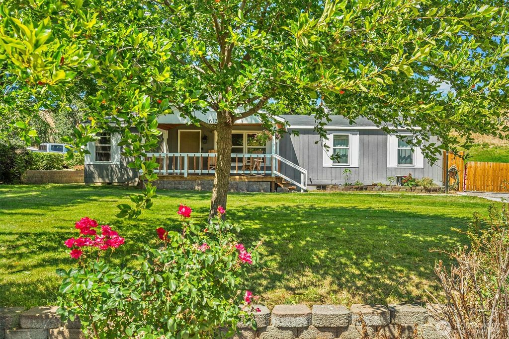 Photo of 1612 Britini Drive, Wenatchee, WA 98801 (MLS # 2548587)