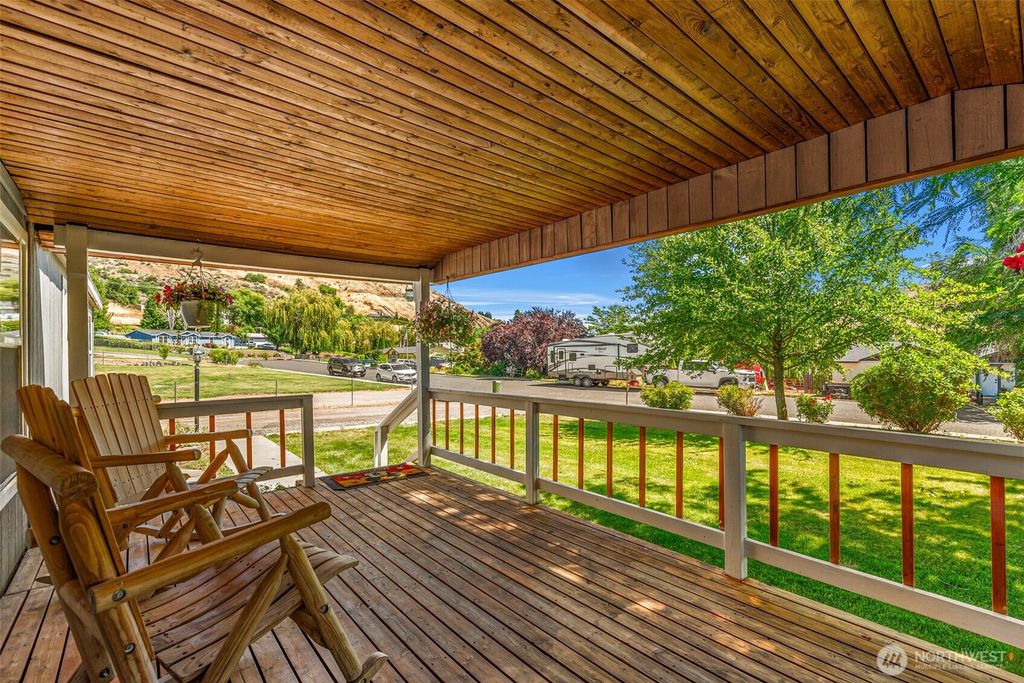 Photo of 1612 Britini Drive, Wenatchee, WA 98801 (MLS # 2548587)