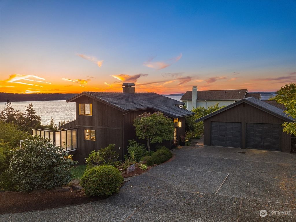 Photo of 747 Washington Avenue, Mukilteo, WA 98275 (MLS # 2141258)