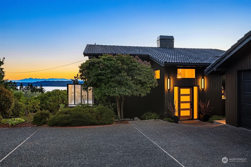 Photo of 747 Washington Avenue, Mukilteo, WA 98275 (MLS # 2141258)